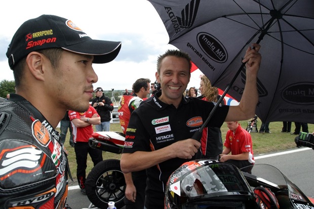 TT star Steve Plater takes on brolly duties for Ryuichi Kiyonari (Dave Yeomans)